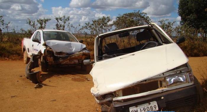 Acidente entre dois carros deixa uma pessoa ferida na estrada que Liga Presidente Olegário a Vargem Grande