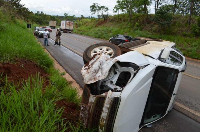 Motorista de Arapuá tomba veículo na BR 354 próximo á ponte do Córrego Fundo no município de Lagoa Formosa