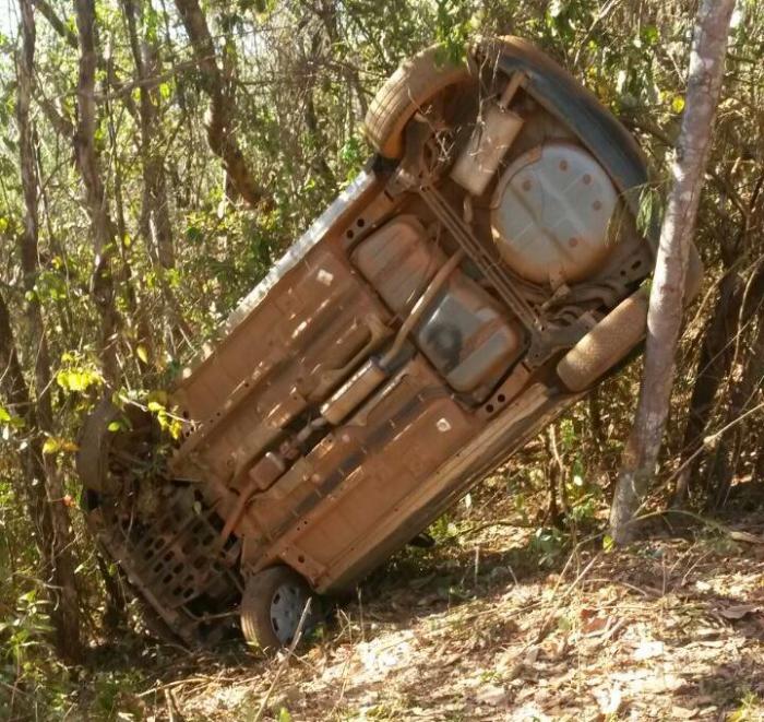 Automóvel é encontrado dependurado entre árvores próximo a estrada vicinal que liga Presidente Olegário a Boa Vista