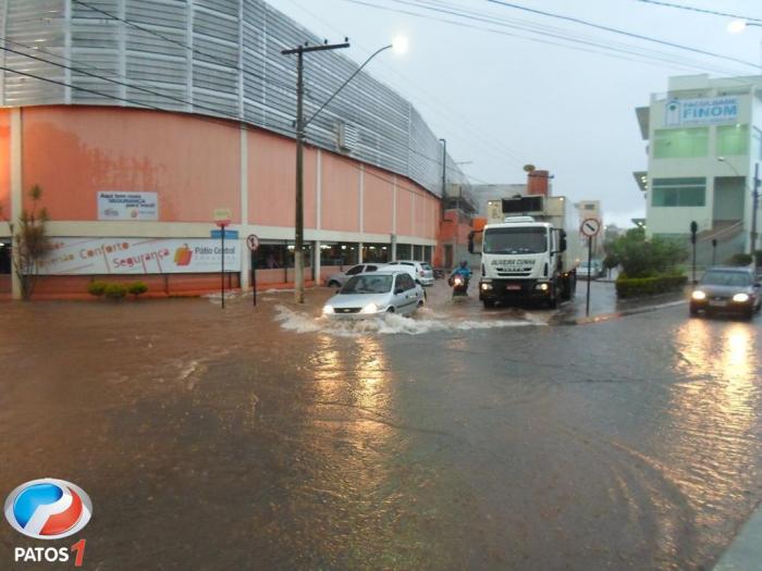 Temporal que caiu na tarde desta Quinta-Feira em Patos de Minas deixa vários pontos de alagamento dificultando a passagem dos automóveis