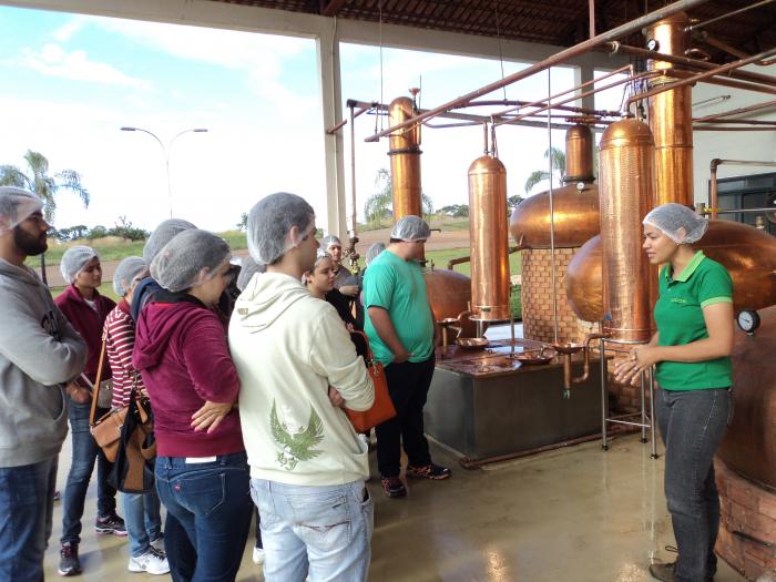 Alunos de Farmácia do UNIPAM visitam destilaria Maison Leblon na cidade de Patos de Minas