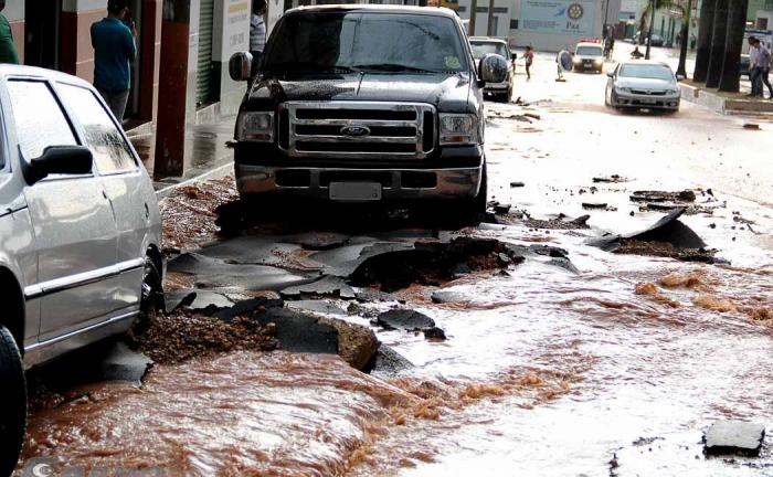 Forte chuva deixa rastros de destruição na cidade de Carmo do Paranaíba