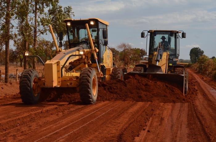 Máquinas já preparam a estrada que liga Campo Alegre à BR 354 que será asfaltada pela Prefeitura de Lagoa Formosa