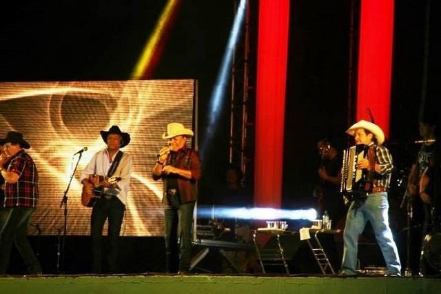 Dupla Gino e Geno mostra seu repertório que marcou gerações no Parque de Exposições de Presidente Olegário na Festa da Produção