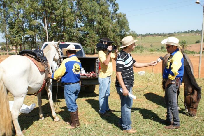 Cavaleiros e amazonas participam da cavalgada de São Sebastião em Monjolinho de Minas