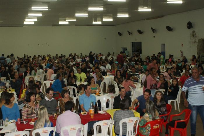  Aproximadamente 700 pessoas participaram da comemoração aos dia das mães no LTC em Lagoa Formosa