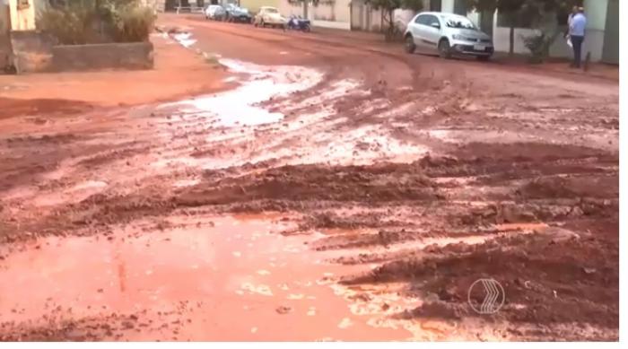 Ruas do Bairro Rosário na cidade de Patos de Minas estão em obras há vários meses e prejudica moradores e comerciantes