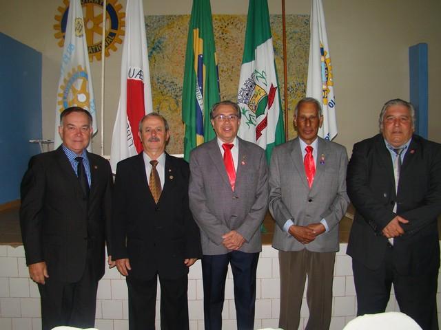 Governador do Rotary encerra visita a Presidente Olegário com reunião e jantar festivo