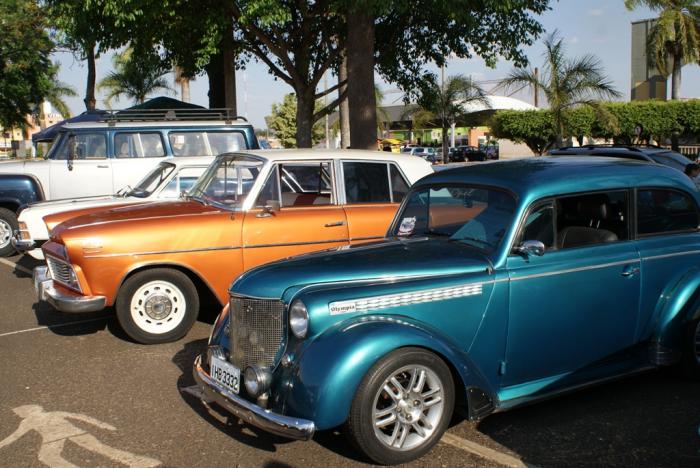 2º encontro de carros antigos é realizado na orla da lagoa grande na cidade de Patos de Minas