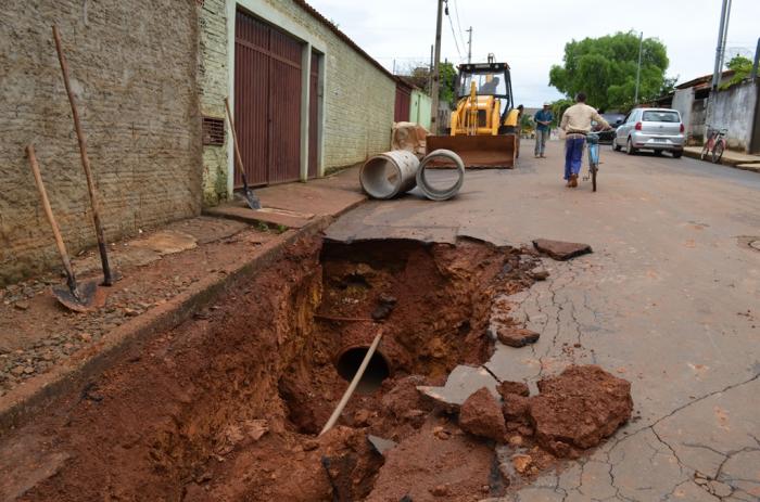 Manilhas da rede pluvial de Rua no Bairro Rosário em Lagoa Formosa se rompem e prefeitura realiza trabalho de recuperação