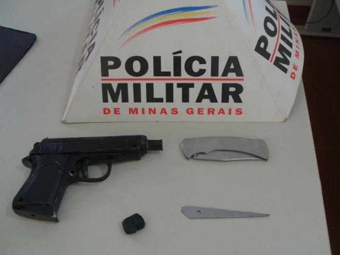 Menor de 14 anos é apreendido com droga e réplica de arma de fogo na cidade de Carmo do Paranaíba