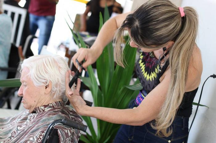 Semana do Idoso em Lagoa Formosa tem início com tarde da beleza 