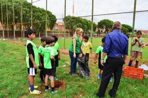 Projeto Mutirão Verde realiza plantio de árvores nativas no entorno do estádio do Sebastião Amorim