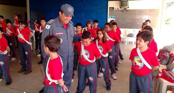 Palestra e materiais didáticos são recebidos pelos Bombeiros Mirins em Patos de Minas