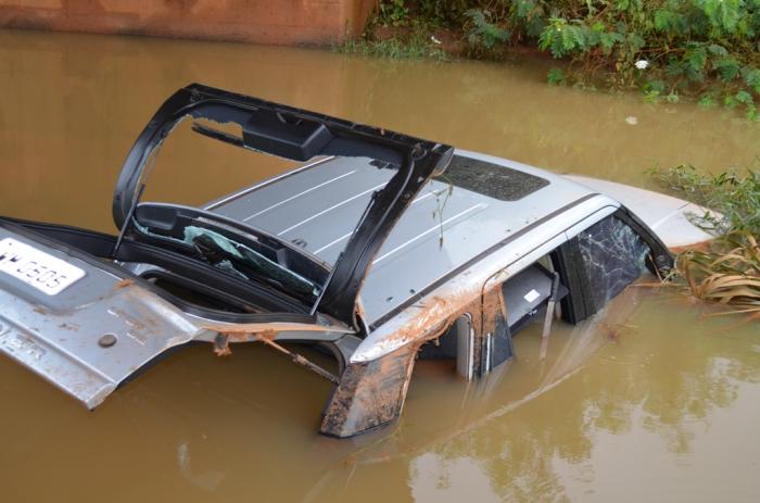 Automóvel RANGE ROVER cai de ponte no córrego do sapé em Lagoa Formosa e motorista escapa sem ferimentos