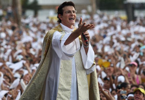 Padre Riginaldo Manzotti realiza show missa em Patos de Minas em comemoração aos 60 anos da Diocese na cidade