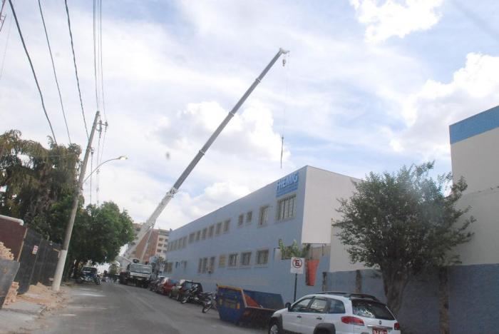 Guincho gigante realiza trabalho no Hospital Regional e impressiona pelo tamanho