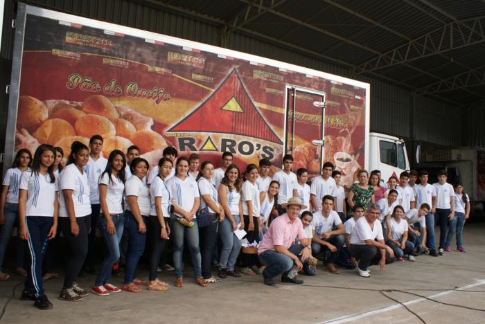 Alunos do 1º ano da Escola Estadual Nossa Senhora da Piedade de Lagoa Formosa visitam fábrica de Pão de Queijo Raros