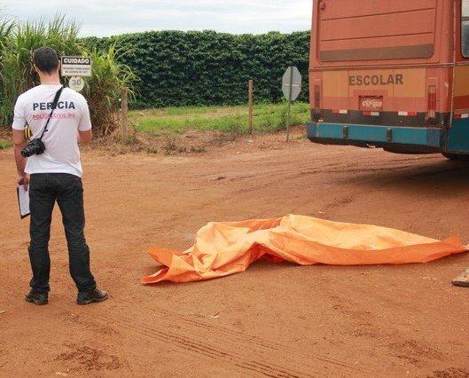 Estudante de 13 anos morre ao cair de ônibus escolar e ser atropelada pelo veículo próximo ao Distrito de Santiago em Presidente Olegário