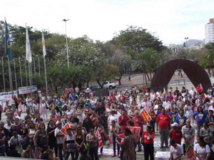 Trabalhadores da saúde rejeitam penduricalhos e mantêm greve