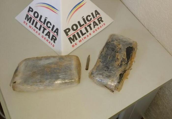 Polícia Militar de Carmo do Paranaíba apreende dois quilos de crack dentro de veículo após perseguição