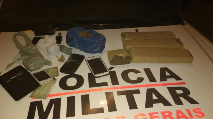 Polícia Militar de Carmo do Paranaíba apreende quatro quilos de maconha e encaminha cinco suspeitos para a delegacia