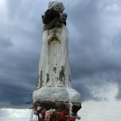 Imagem de Santa no Morro do Pião que foi danificada há poucos meses aparece com saco plástico amarrado na cabeça