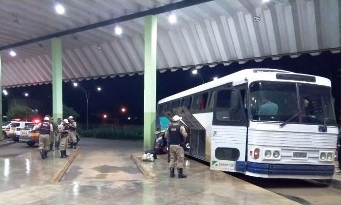 Ônibus clandestino com placas de Lagoa Formosa é apreendido com 27 passageiros em estrada