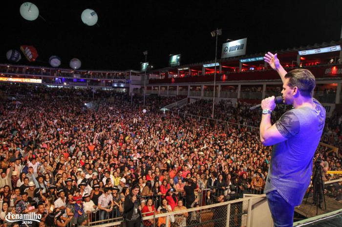 Sertanejo Eduardo Costa e a dupla Jads e Jadson levantam o público na Fenamilho 2016 na cidade de Patos de Minas