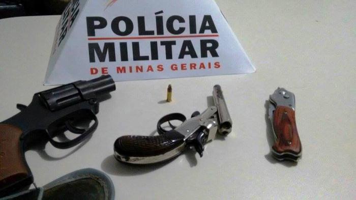 Polícia Militar de Lagoa Formosa apreende arma de fogo e réplica no Distrito de Monjolinho e encaminha indivíduos para a delegacia