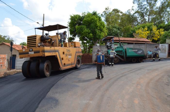 Prefeitura de Lagoa Formosa realiza recapeamento de várias ruas nos Bairros Babilônia e Rosário