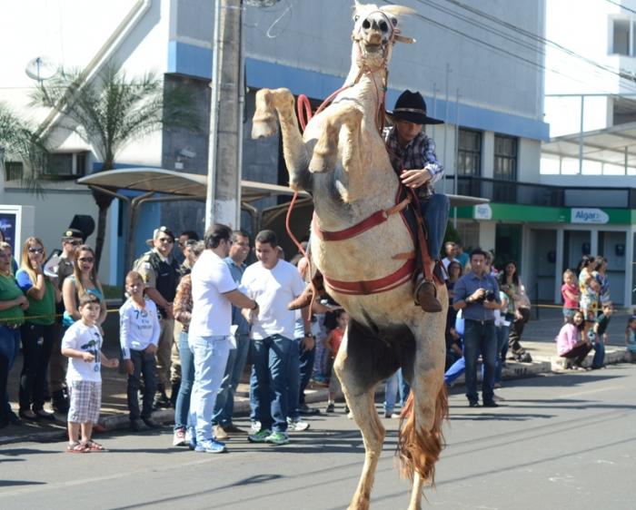 Desfile cívico militar e estudantil comemora o dia da Independência do Brasil na cidade de Patos de Minas