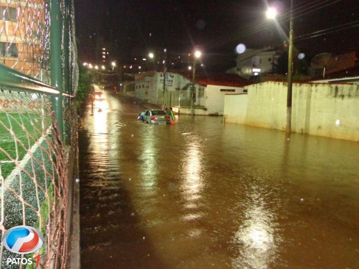 Temporal em Patos de Minas deixa Avenida Fátima Porto debaixo d´agua e assusta motoristas