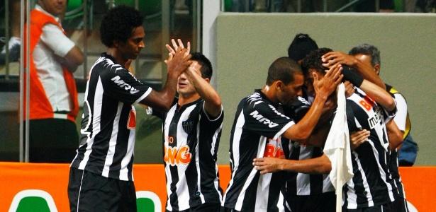 Na estreia de Victor, Dida falha, e Atlético-MG vence Portuguesa e se isola na liderança