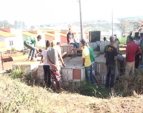 Grupo Sem-teto invade casas do programa 