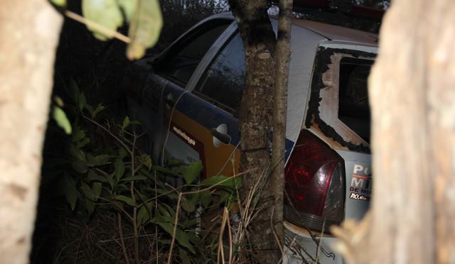 Viatura da Polícia Militar de Presidente Olegário cai em ribanceira durante perseguição a suspeitos em estrada vicinal