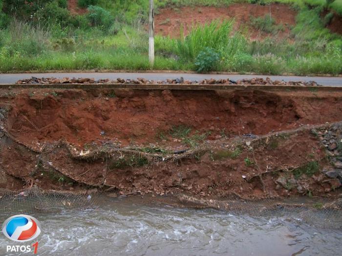 Buracos nas ruas e deslizamentos de terras em Patos de Minas aumentam os riscos de acidente de trânsito