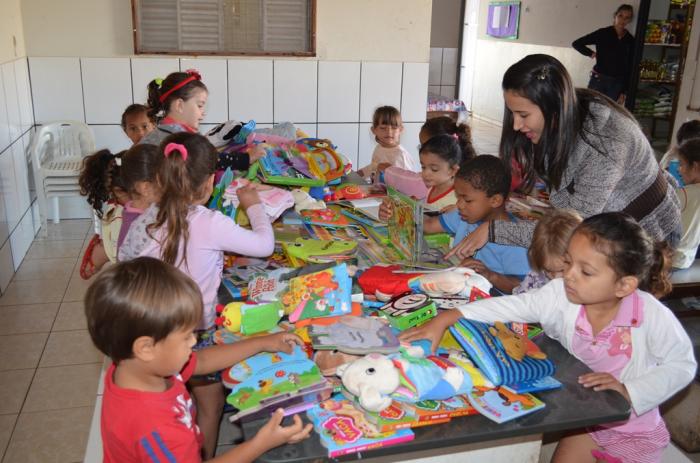 Centro Educacional Nossa Senhora Aparecida em Lagoa Formosa recebe livros infantis que serão usados na educação assistida