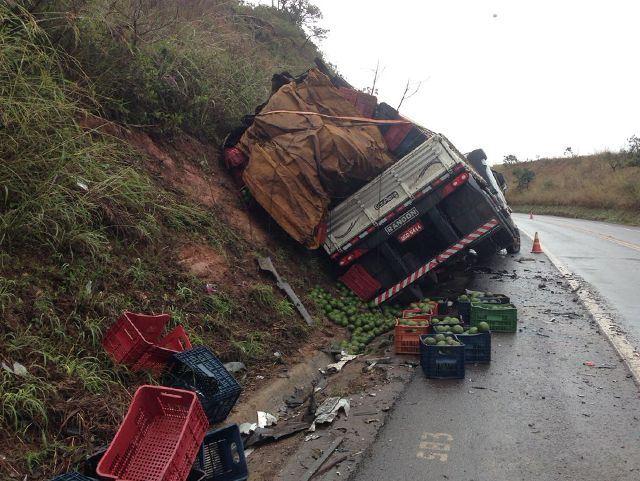 Criança de 05 anos morre em acidente envolvendo carreta e caminhonete na BR 365 em Patos de Minas