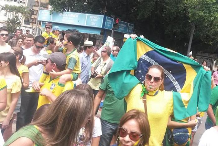 Aproximadamente 1000 pessoas participaram de manifestação contra o governo de Dilma Rousseff na cidade de Patos de Minas