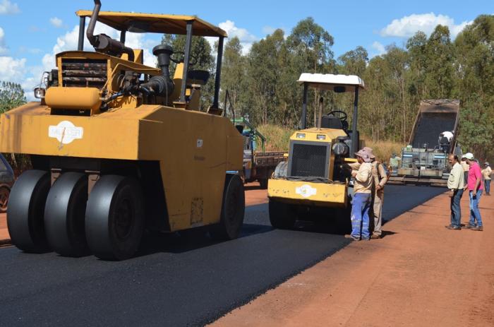 Teve início capeamento de mais um trecho da estrada que liga Lagoa Formosa a Monjolinho