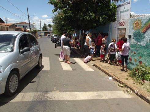 Faixas destinadas para travessia de pedestres continuam sendo desrespeitadas