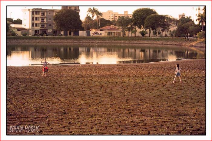 Revitalização da Lagoa Grande em Patos de Minas iniciada no mês de maio ainda é motivo de revolta da população e avança com extrema lentidão