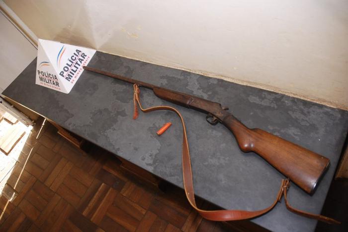 PM apreende arma após briga familiar em fazenda