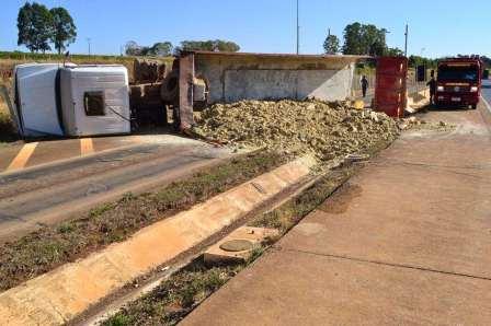 Carreta carregada com gesso agrícola tomba na balança do Leal