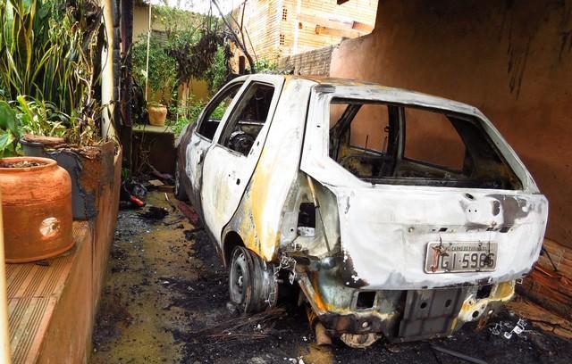 Carro pega fogo dentro de garagem em Carmo do Paranaíba e fica totalmente destruído