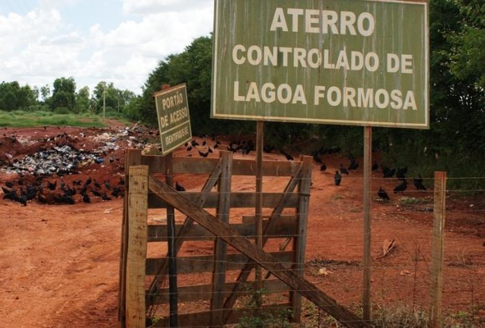 Prefeito de Lagoa Formosa explica sobre situação do aterro controlado de depósito de lixo da cidade