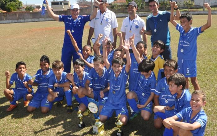 Após conquistar o título de campeão da Copa Petiz equipes mirim e pré-mirim da escolinha do cruzeiro disputam outras duas finais