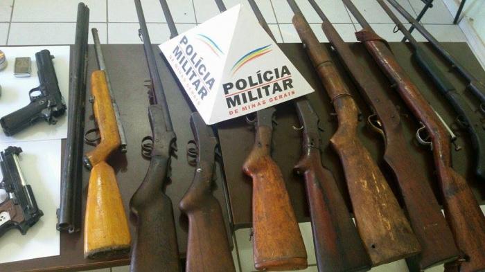 Policia Militar de Presidente Olegário apreende várias armas de fogo e encaminha dois suspeitos para a delegacia de polícia