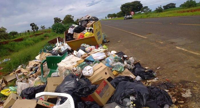 Margem de rodovia em Patrocínio se transforma em depósito de lixo e fazendeiros e motoristas reclamam